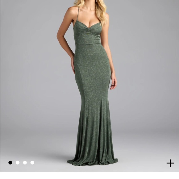 Elegant Green Evening Gown - Picture 1 of 3